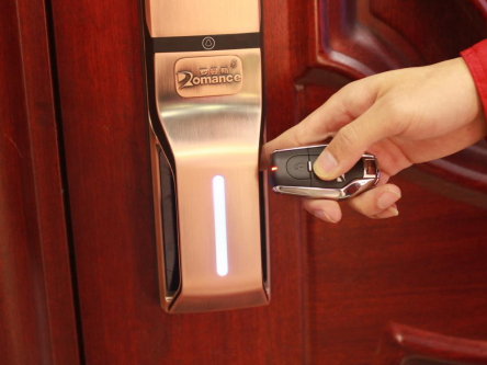 别在门口摸钥匙啦！咱来看看这把“自己会开门”的罗曼斯智能锁到底咋样