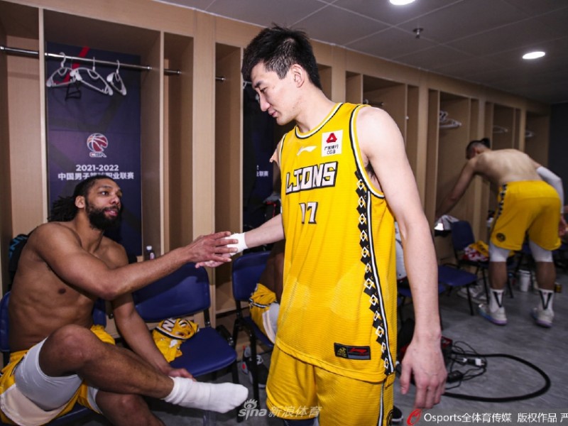 惨烈晋级背后的更衣室：孙铭徽安慰哭泣队友，无人庆祝的总决赛门票