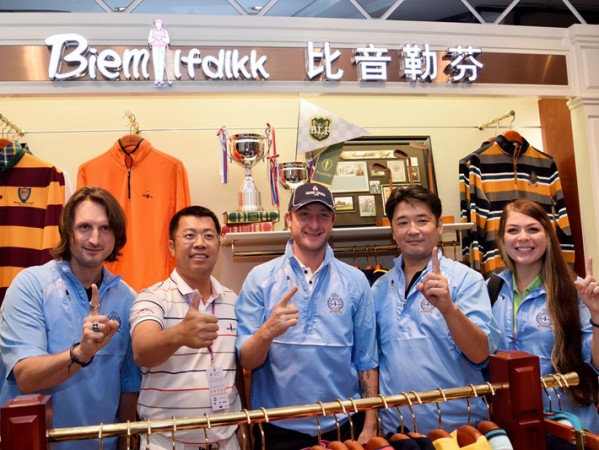 星光闪耀跨界高球赛 雨中挥杆彰显运动魅力