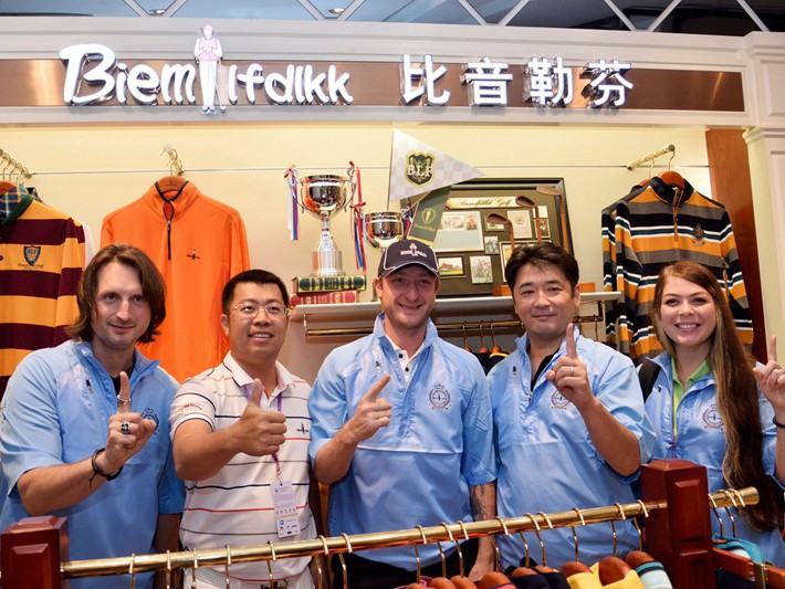 星光闪耀跨界高球赛 雨中挥杆彰显运动魅力