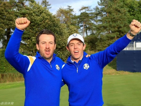 果岭对决见证传奇友谊小麦与福勒的相拥与相争