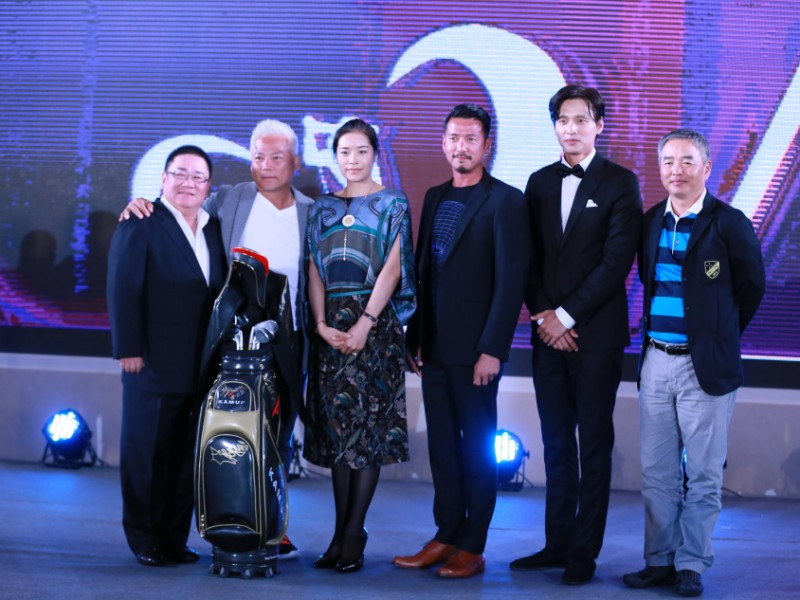 明星挥杆献爱心 绿茵赛场展风采