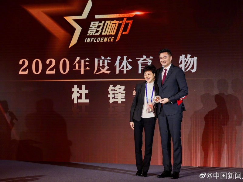 杜锋获年度体育人物奖：从“排骨飞人”到“铁血教头”的传奇之路