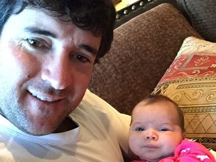 名人假日剪影：亲情友谊与甜蜜时光交织的温馨画卷