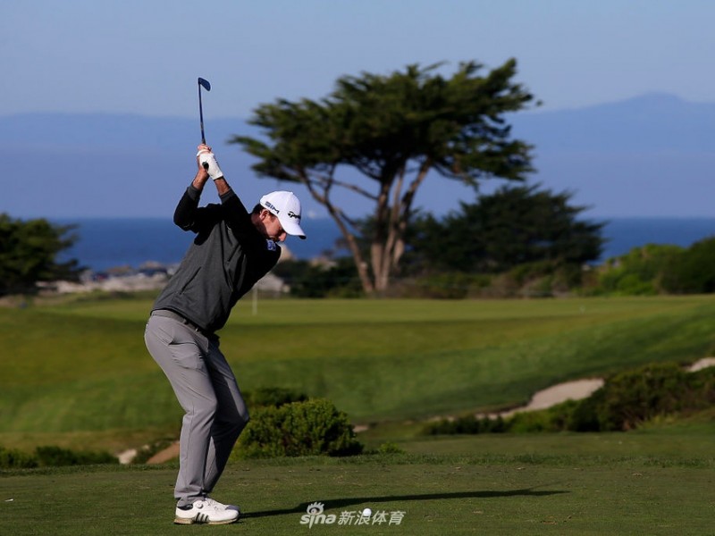 圆石滩风暴中展雄姿 加拿大泰勒逆风夺冠创历史