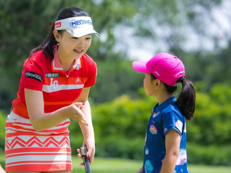 刘国梁携女感受职业高球氛围，与石昱婷隋响亲切互动