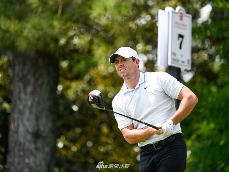 惊恐山谷风云起，麦克罗伊两杆落后紧追三人并列领先