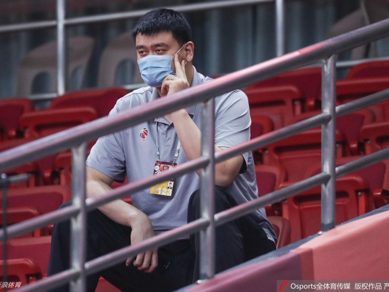 口罩遮面的大家长，目光如炬的领路人：姚明静观辽篮大胜