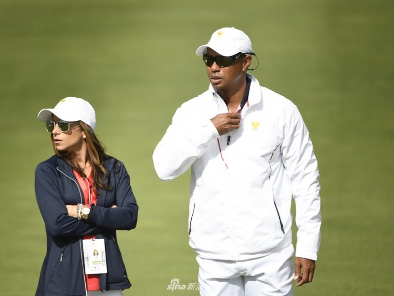 总统杯赛场边，老虎伍兹与神秘女子的温情时刻