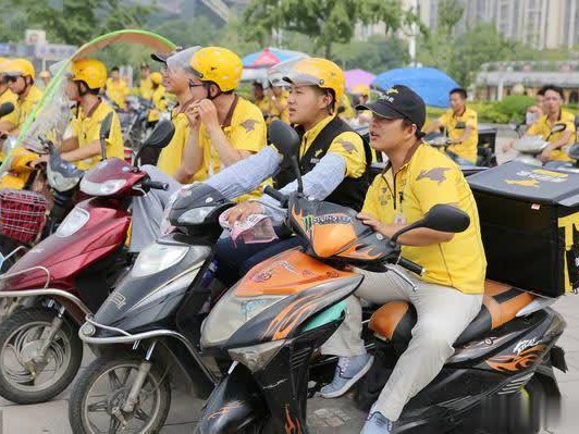 穿梭街巷的追梦人：透视美团骑手的真实生存图景与成长路径