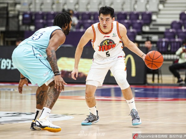 东北虎狂飙收官，吉林大胜青岛锁定季后赛