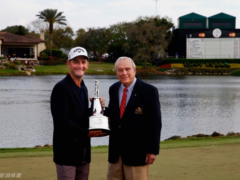 传奇握手：埃维利蝉联冠军与帕尔默的王者传承