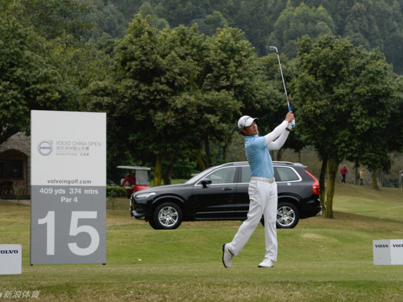 冬雨鏖战南沙湾 叶剑峰寒风中一杆领跑资格赛