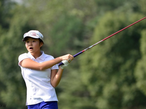 果岭上的父女时光：高尔夫球场上的陪伴与传承