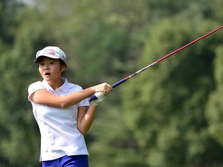 果岭上的父女时光：高尔夫球场上的陪伴与传承