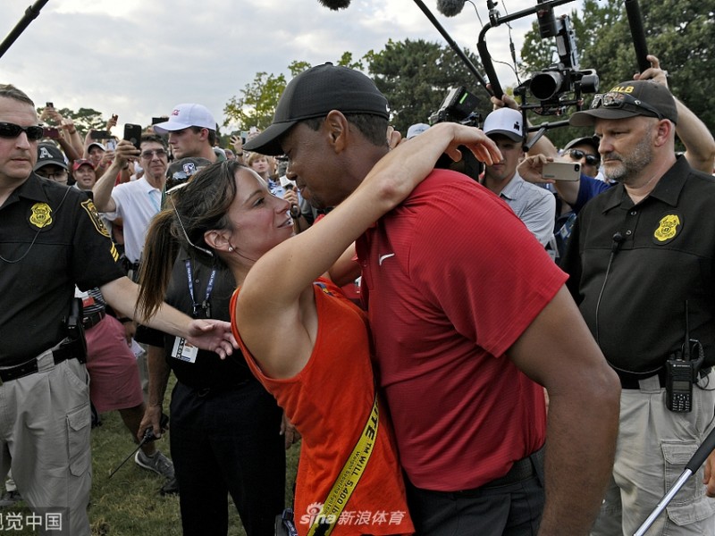 深情陪伴与荣耀回归：艾丽卡·赫尔曼见证老虎伍兹的2018复兴之路