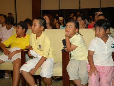 挥杆童年：高尔夫球星的青春印记