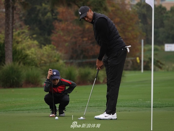 PNC锦标赛温情开杆 老虎伍兹与爱子查理共谱高球传承佳话