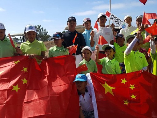 少年挥杆向世界 红旗飘扬在心间