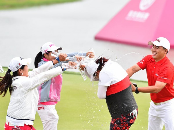 冯珊珊捧杯欧巡赛场 中国高尔夫闪耀时刻