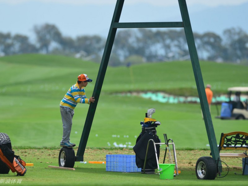 果岭上的亲子时光：一场高尔夫与成长的温暖邂逅