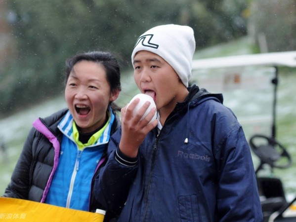 春城雪落高球梦 少年笑对冰雪天