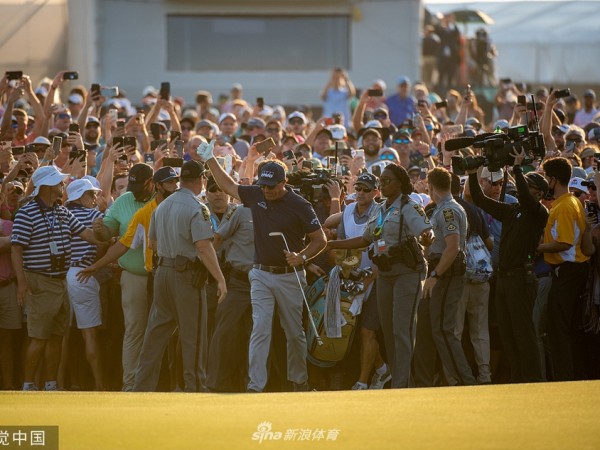 历史性时刻球迷涌上果岭簇拥米克尔森加冕
