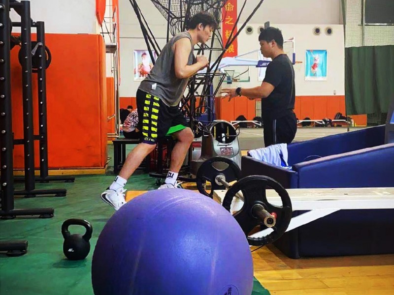 一墙之隔的陌生感，丁彦雨航与山东男篮的隔空喊话