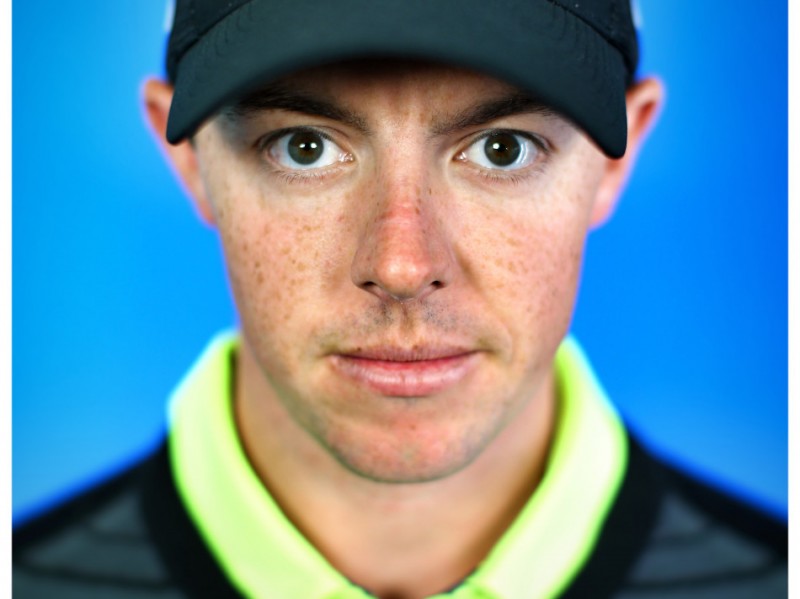 四位高尔夫巨星同框尼尔霍兰展现切球神技小麦挥杆失误跳脚懊恼