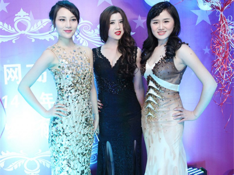 光影交织共聚欢乐时，凝心聚力同赴新征程