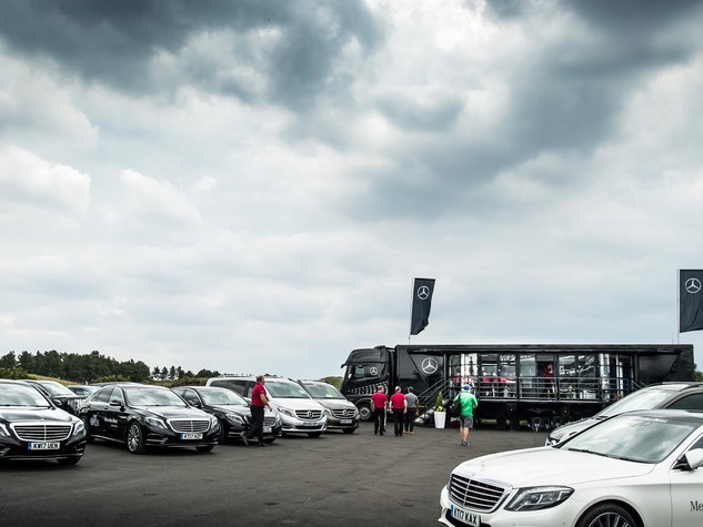 奔驰星光闪耀皇家伯克戴尔，群雄逐鹿英国公开赛