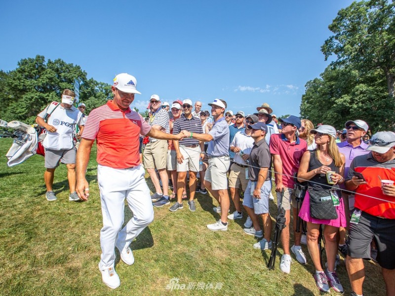 伍德兰德首轮惊艳领跑，百届PGA锦标赛群星逐鹿