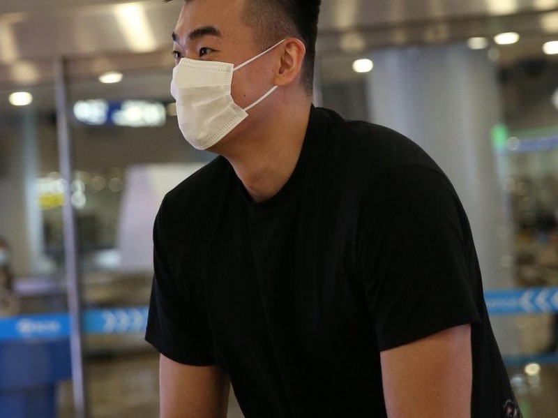 新生驾到！首钢内线擎天柱李慕豪抵京 好友翟晓川机场温情接机